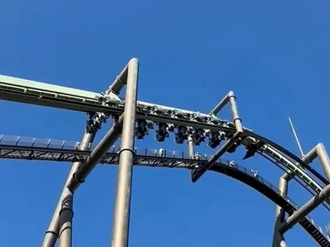 Tàu lượn đột ngột tê liệt giữa không trung, 32 du khách bị treo ngược