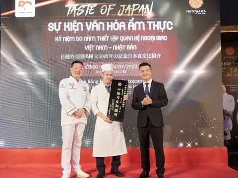 Hatoyama nhận biển danh dự từ Hiệp hội Ẩm thực truyền thống Nhật Bản