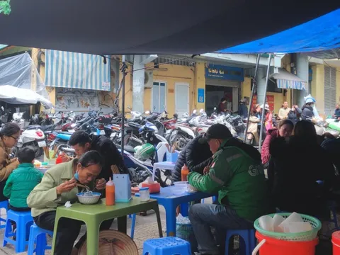 Quán bún mọc măng tiết gần 30 năm ở chợ Cầu Đông