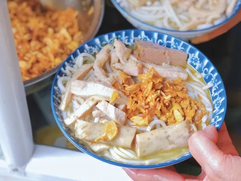 Quán canh bún cua gia truyền hơn 50 năm ở Hà Nội