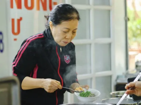 Hàng bánh đúc nóng Hà Nội hơn 20 năm đắt khách ngày lạnh