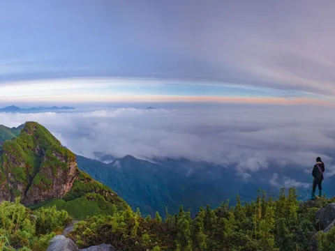 Săn mây, ngắm rừng phong thay lá trên đỉnh Ngũ Chỉ Sơn