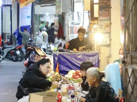 Hàng bánh chưng rán mỡ gà hơn 30 năm ở phố cổ Hà Nội