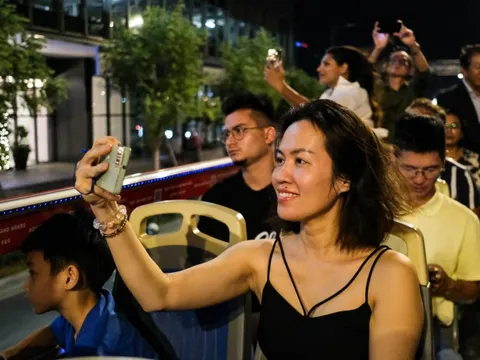 Xe buýt mui trần chạy xuyên đêm đầu tiên trên thế giới ở TP.HCM