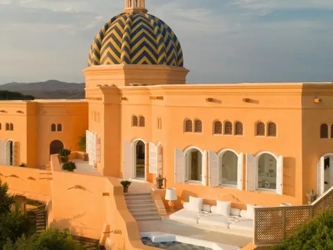 Bên trong khách sạn từng là nơi ẩn náu của tỷ phú 'thôn tính'