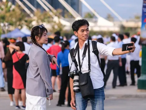 Hàng nghìn người dạo chơi ở Công viên bờ sông Sài Gòn vừa khánh thành