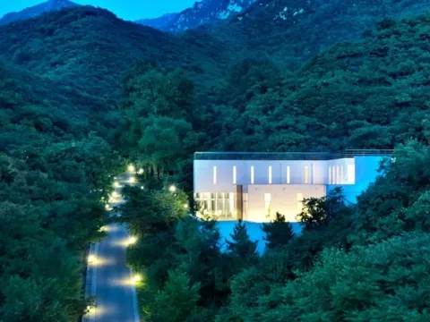 Khách sạn độc nhất vô nhị dưới chân Vạn lý trường thành