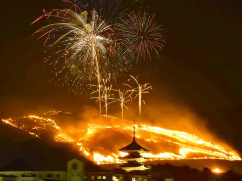 Kỳ lạ phong tục đốt cháy một ngọn núi