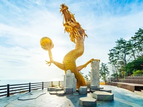 Ngỡ ngàng trước dấu chân rồng dài 5 m hằn trên vách núi