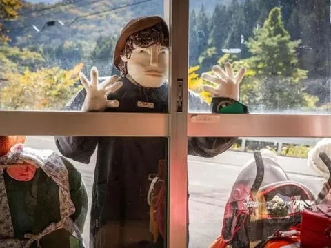 Ngôi làng kỳ lạ, búp bê gấp 10 lần cư dân