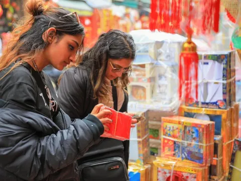 Du khách nước ngoài chọn mua lì xì trên phố Hàng Mã