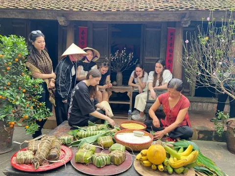 Khách quốc tế trải nghiệm gói bánh chưng Tết tại Làng cổ Đường Lâm