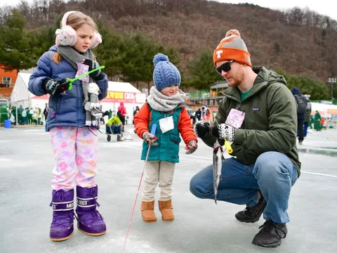 Hơn 1 triệu du khách đổ về lễ hội câu cá trên băng Hàn Quốc