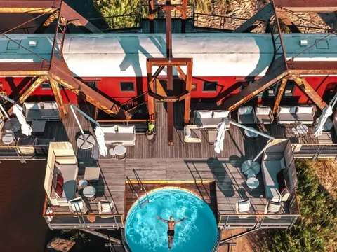 Khách sạn 5 sao nằm giữa đường ray xe lửa