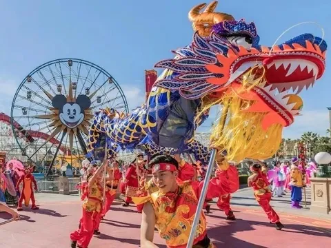 Rộn ràng sắc Tết nguyên đán tại Công viên Disneyland của Mỹ