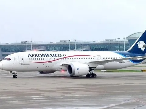 Hành khách mở cửa thoát hiểm, đi ra cánh máy bay ở Mexico