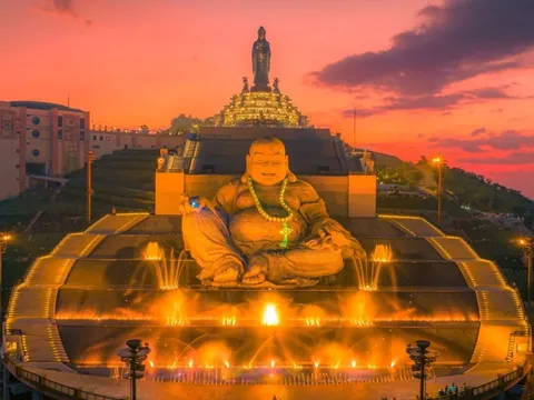 Khai quang tượng Phật Di Lặc nặng hơn 5.000 tấn trên núi Bà Đen