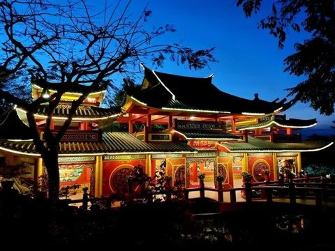 Diễn viên Tuyền mập chia sẻ cách đi cáp treo viếng Bà Chúa Xứ núi Sam