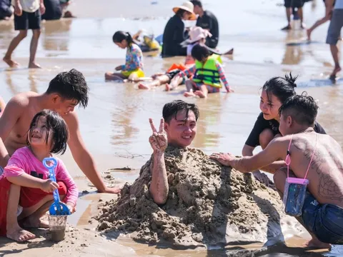 Biển Vũng Tàu sôi động mùng 3 Tết