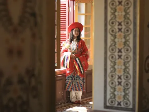 Mặc cổ phục, chụp hàng trăm bức ảnh tại điện Kiến Trung