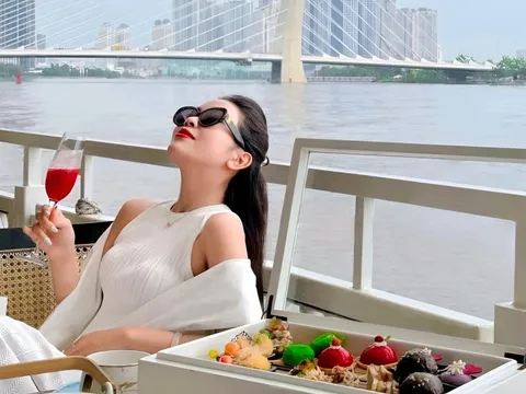Chi tiền triệu uống trà chiều, dùng bữa tối trên sông Sài Gòn