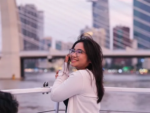 Khác biệt thế nào khi ngắm TP.HCM từ buýt sông giá rẻ và cao cấp?