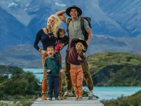 Đưa con nhỏ đi khắp thế giới sau khi có 54 triệu USD