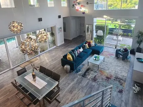 Từ bỏ cuộc sống triệu phú để đi du lịch 'bụi'