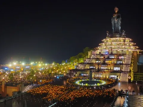 Hàng trăm nghìn ngọn đăng thắp sáng núi Bà Đen