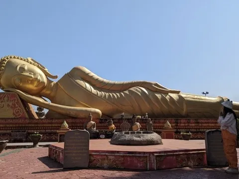 10 ngày du xuân, ăn Tết Việt ở Lào bằng xe máy