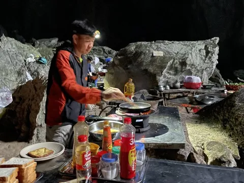 Những bữa ăn bên trong hang Sơn Đoòng