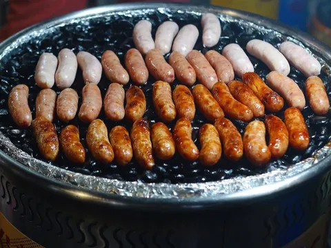 Lạp xưởng nướng đá ở Hà Nội hút khách ăn đêm