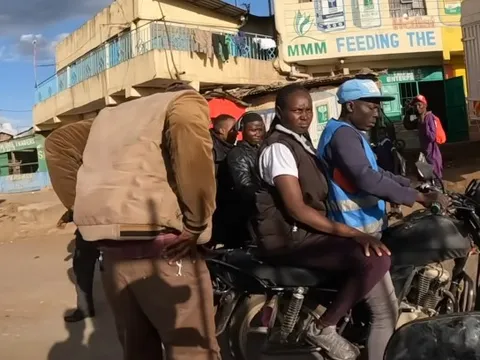 Khách Việt được cảnh sát hộ tống vào khu ổ chuột tồi tệ bậc nhất châu Phi