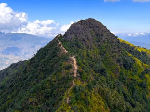 Trekking chụp ảnh cưới trên đỉnh Tà Xùa