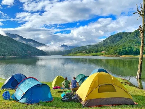 Cắm trại bên hồ nước ngọt cao nhất Việt Nam