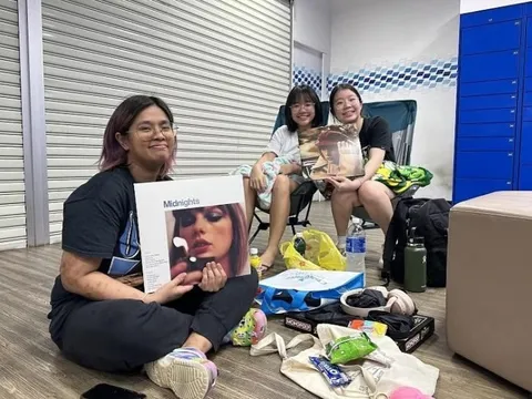 Máy bay delay 1 ngày, fan mua vé mới để kịp xem The Eras Tour