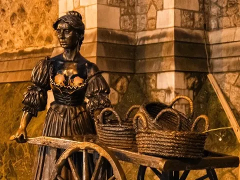 Ireland yêu cầu du khách không sờ vào ngực tượng Molly Malone