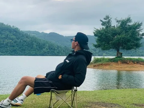 Giới trẻ đổ xô săn ảnh bên 'cây cô đơn' ở Quảng Nam