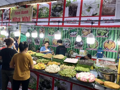 Khách đổ về Cần Thơ thưởng thức hàng trăm loại bánh Nam Bộ