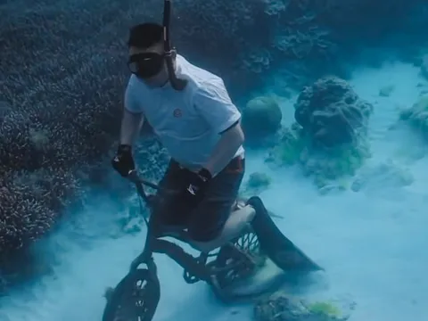 Trục vớt loạt xe cộ 'sống ảo' dưới đáy biển Phú Quý