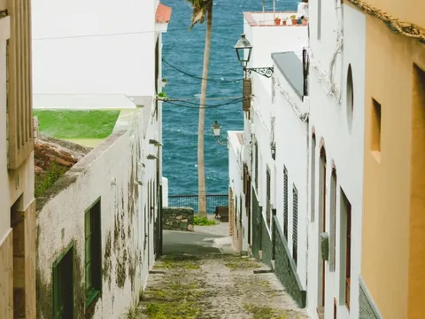 Cư dân tuyệt thực để phản đối du lịch quá tải trên đảo ở Tây Ban Nha