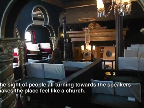 Quán cà phê cấm khách nói chuyện điện thoại