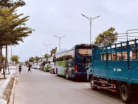 Ùn tắc hàng giờ tại bến phà ra đảo Cát Bà dù chưa nghỉ lễ 30/4