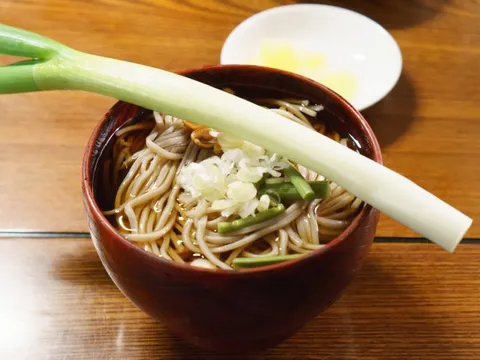 Mì ăn bằng cọng hành thay đũa