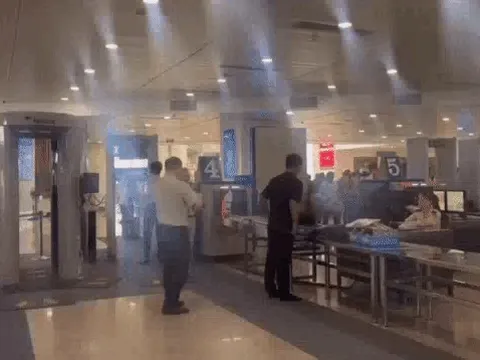 Thích thú hình ảnh nam nhân viên sân bay bế con giúp hành khách