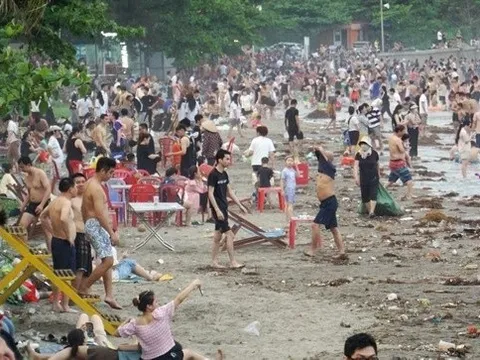 Hàng vạn người ngụp lặn biển Đồ Sơn ngập rác, nước đục ngầu
