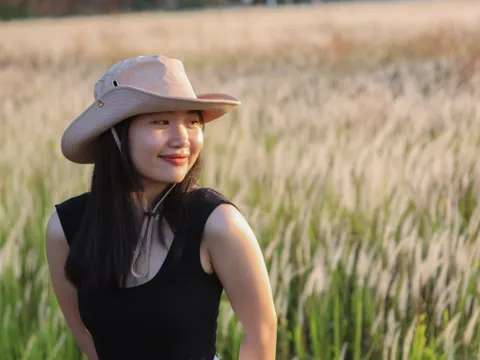 Đi xa, đội nắng để check-in cánh đồng cỏ lau đang 'hot' nhất TP.HCM