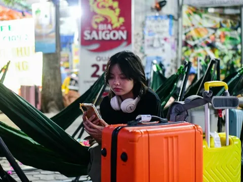 Ăn mì gói, vật vờ xuyên đêm chờ tàu ra Phú Quý