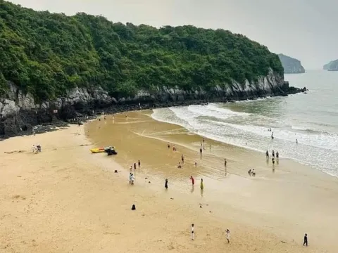 Thực hư Cát Bà vắng bất thường ngày lễ