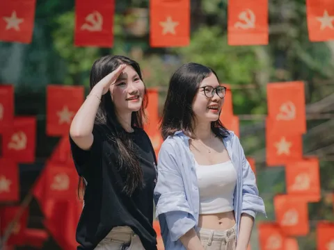 Đi 30 km, vã mồ hôi để check-in con ngõ cờ đỏ sao vàng 'hot' ở Hà Nội